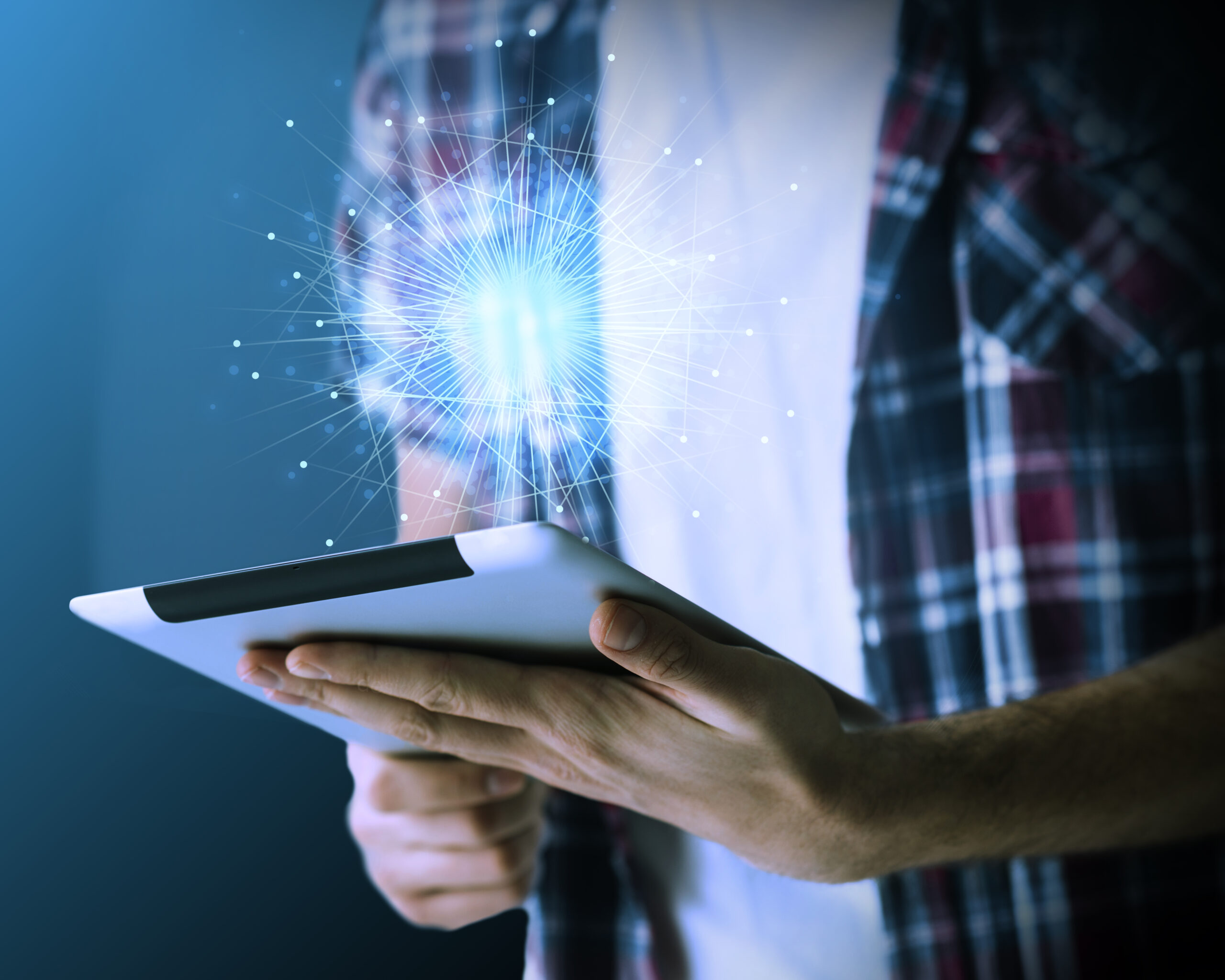 hombre usando una tableta para trabajar y conectarse con otros